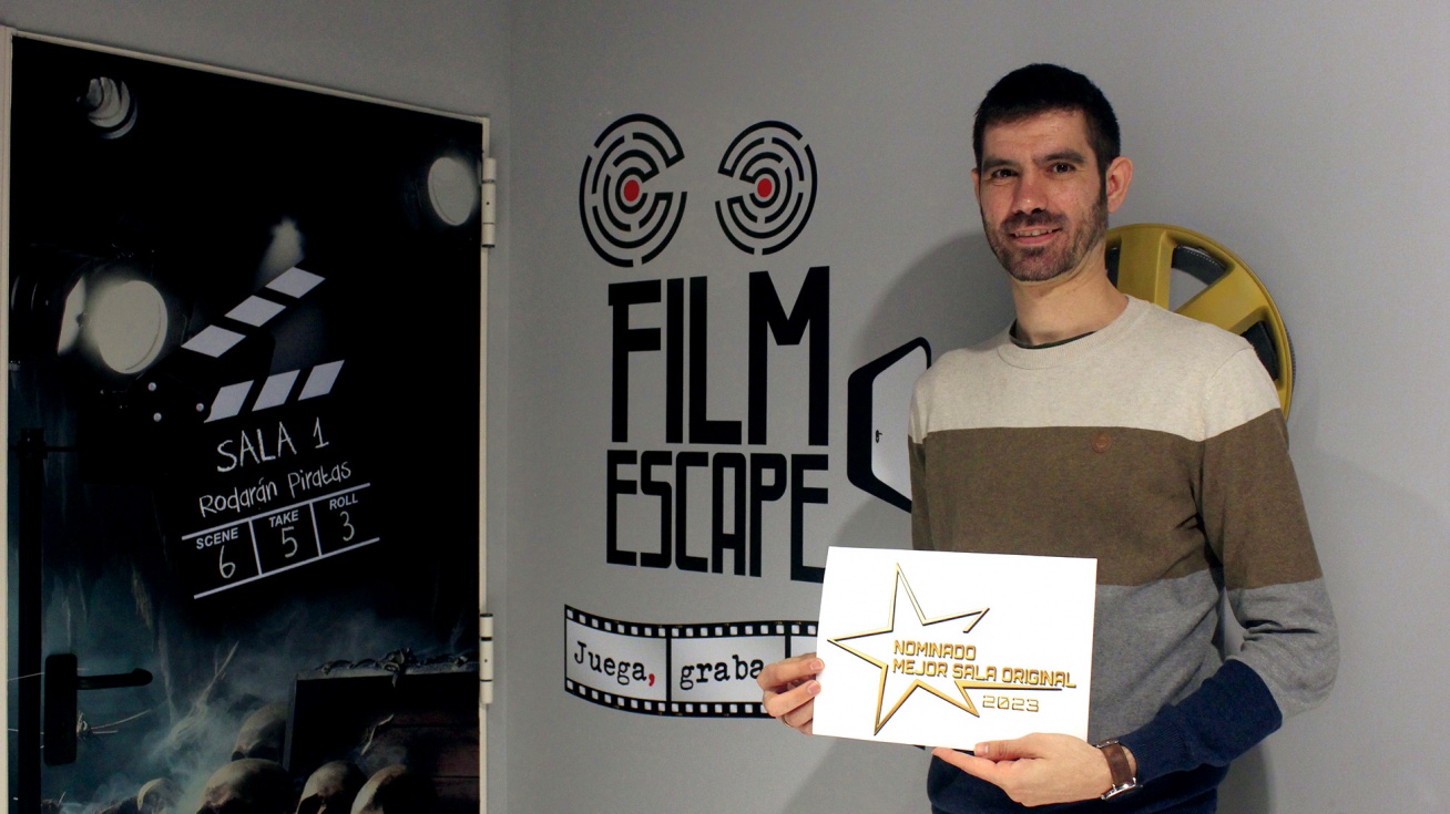 Arturo Peñalba, dueño de Filmescape, con el diploma de la nominación a los premios.
