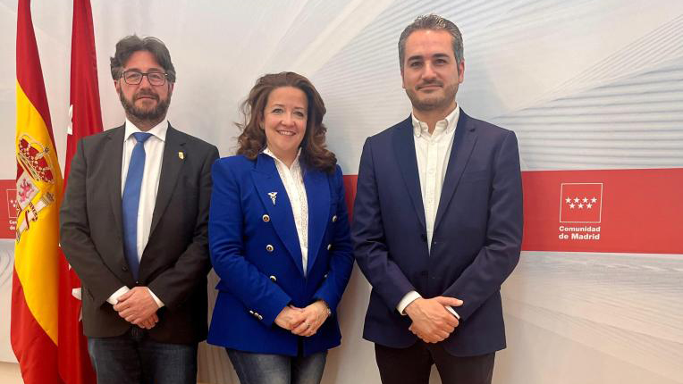 El alcalde y el segundo teniente de alcalde junto a la consejera de Sanidad.