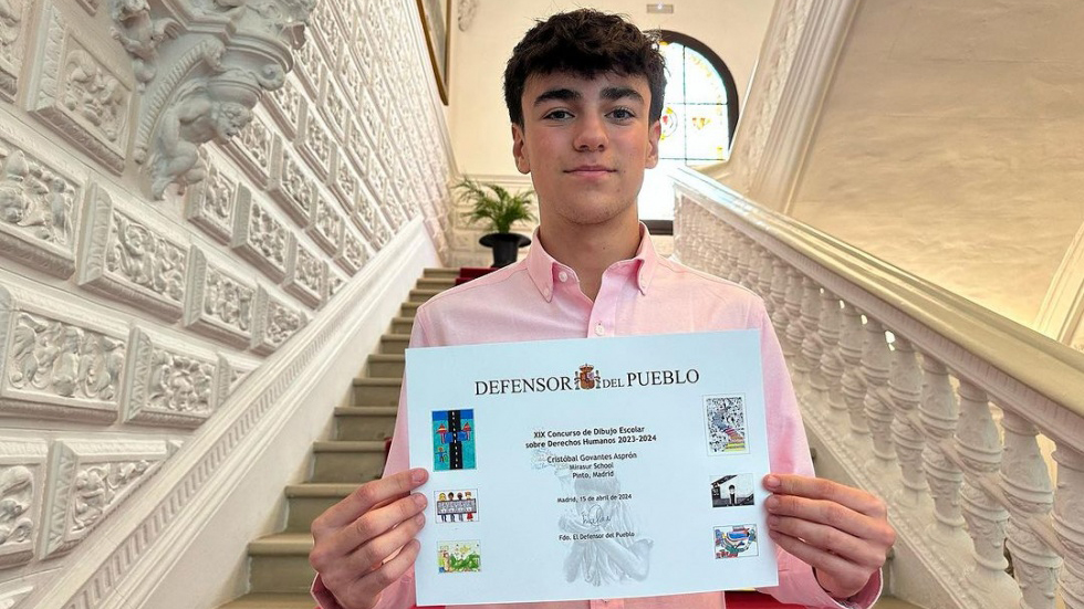 Cristóbal con el diploma.