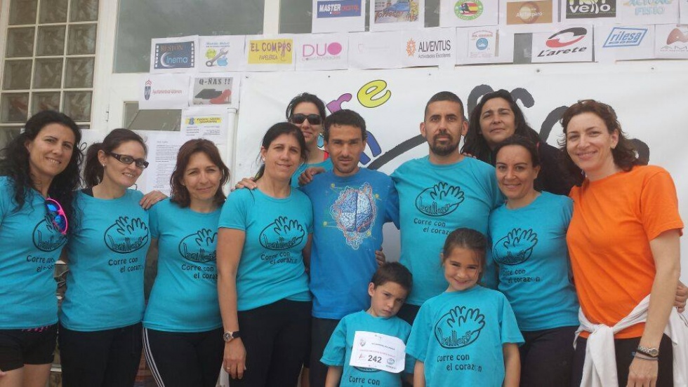 Padres y alumnos del colegio junto a Jesús España en una de las pasadas ediciones de la carrera.