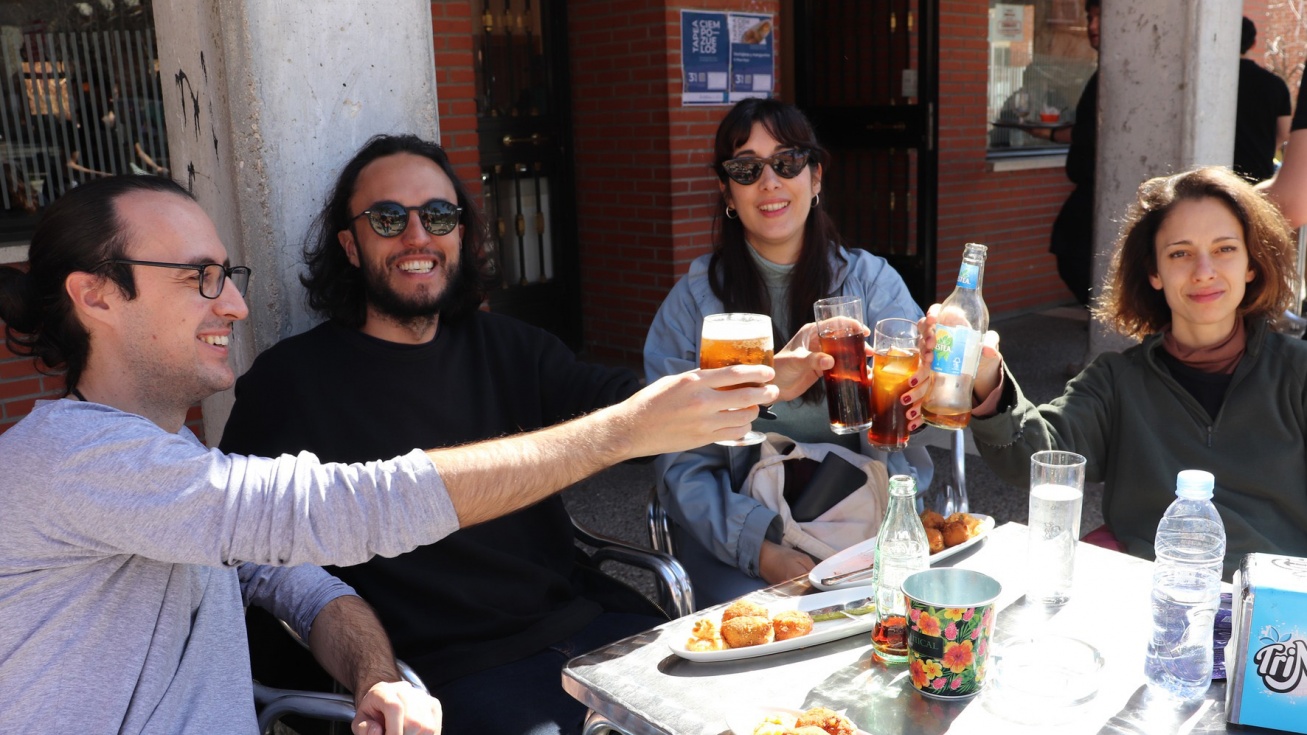 Un grupo disfruta de una de las tapas de la primera edición | Ayuntamiento de Ciempozuelos