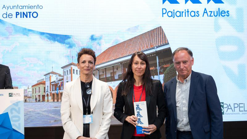 Patricia Mascías recoge el reconocimiento.