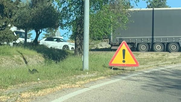 Señal de advertencia colocada hace unos días en la zona de baches.