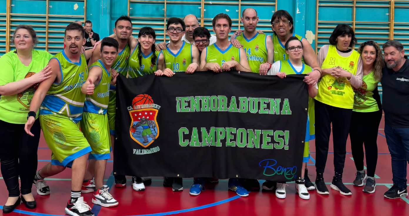 El equipo de baloncesto Astrobasket Con Otra Mirada celebra su hazaña.