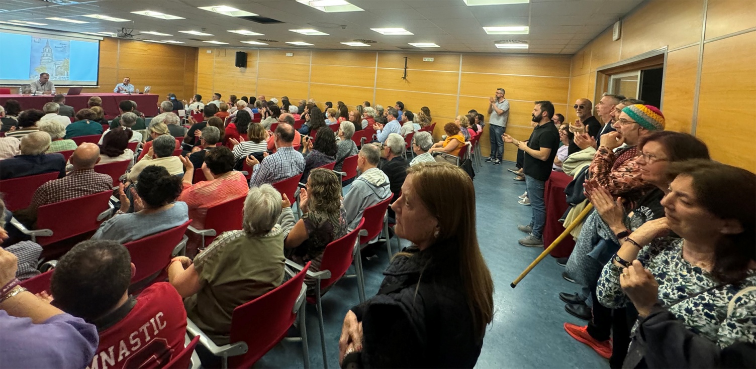 Más de un centenar de personas asistieron a la presentación del libro de Coronas