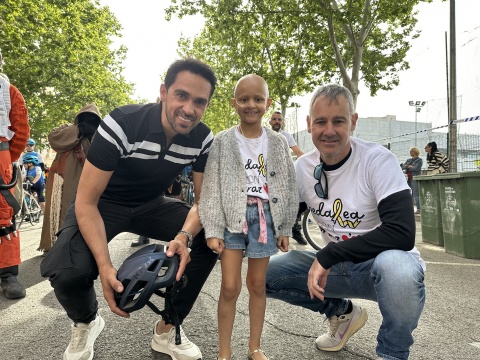 Alberto Contador y Pedro Sampedro junto a la pequeña Sarah.