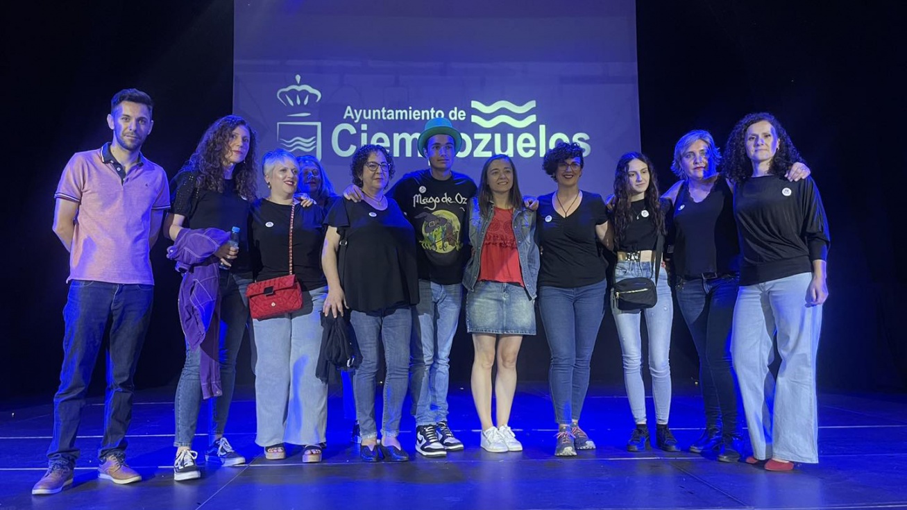 Los participantes de la pasada edición junto a la alcaldesa y al concejal de Cultura.