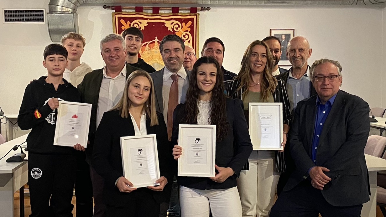 Foto de familia de los deportistas y los representantes municipales.