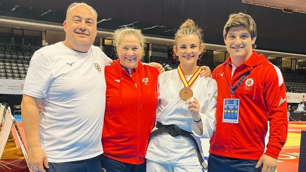 Andrea Sánchez con su medalla de bronce.