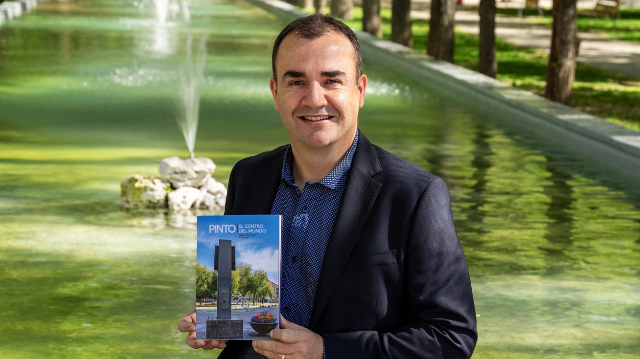 Mario Coronas con su nuevo libro | Fotografía de Chalauras