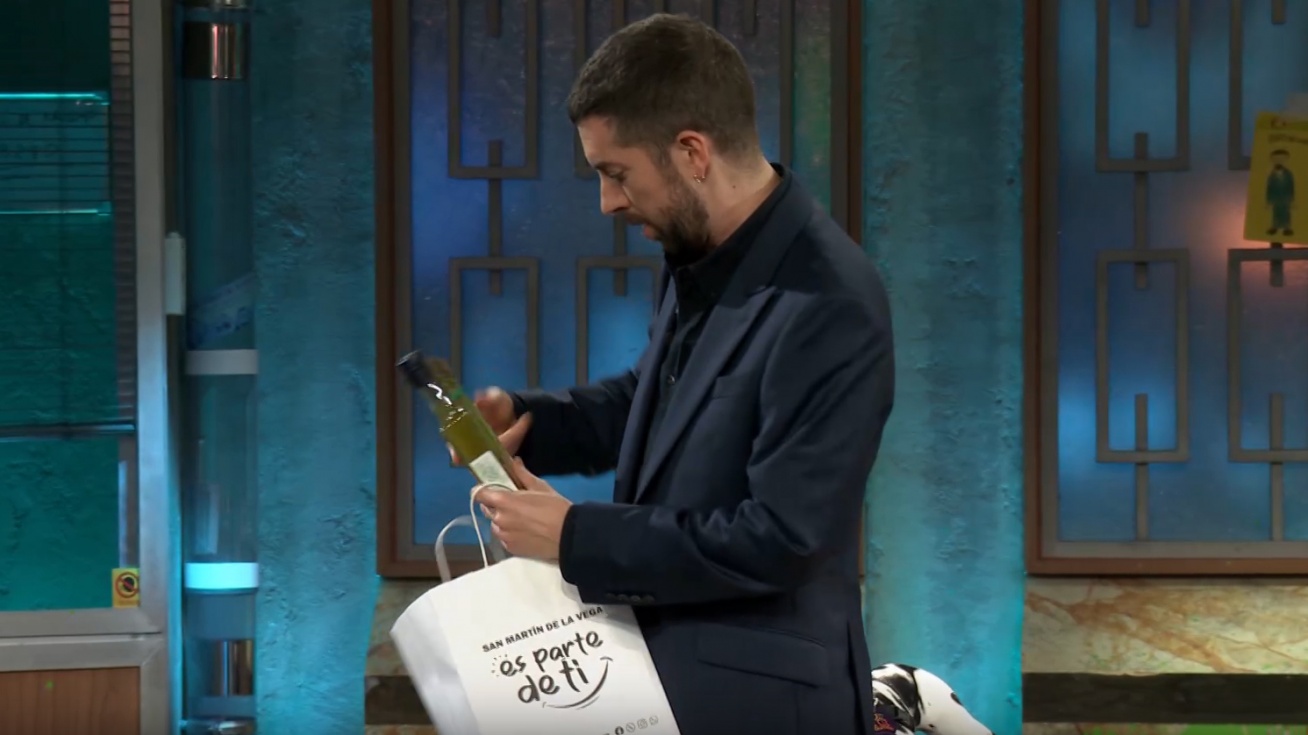 Broncano con el manojo y la botella de licor de espárragos.