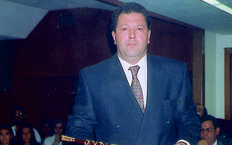 Antonio Fernández con el bastón de mando.