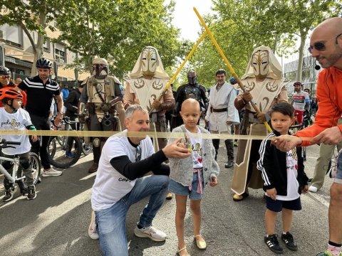 Sarah corta la cinta de salida de la I Marcha Solidaria en Bicicleta.