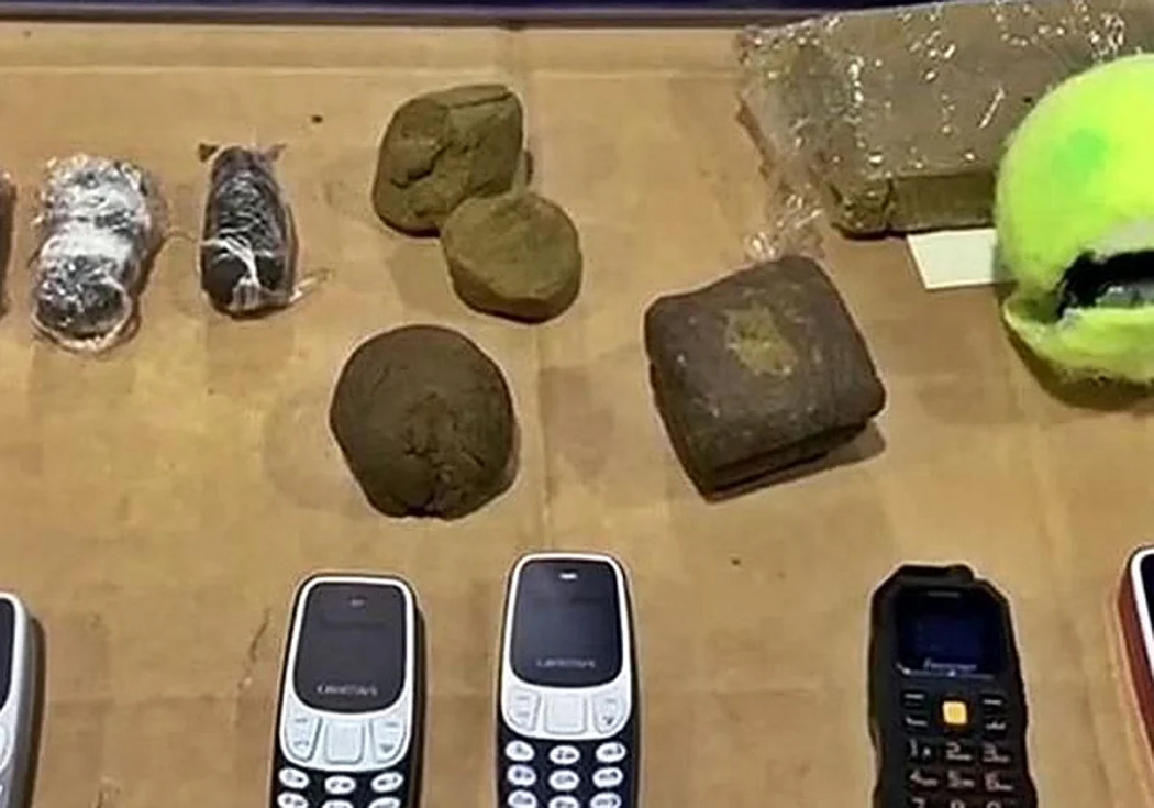 Incautados ocho móviles, droga y más de 150 pastillas en la cárcel de Valdemoro en una semana