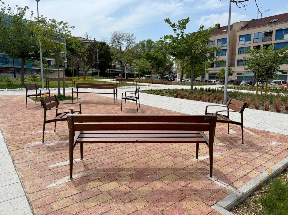 El Ayuntamiento completa las obras de Pinto en Verde con la instalación de medio centenar de bancos