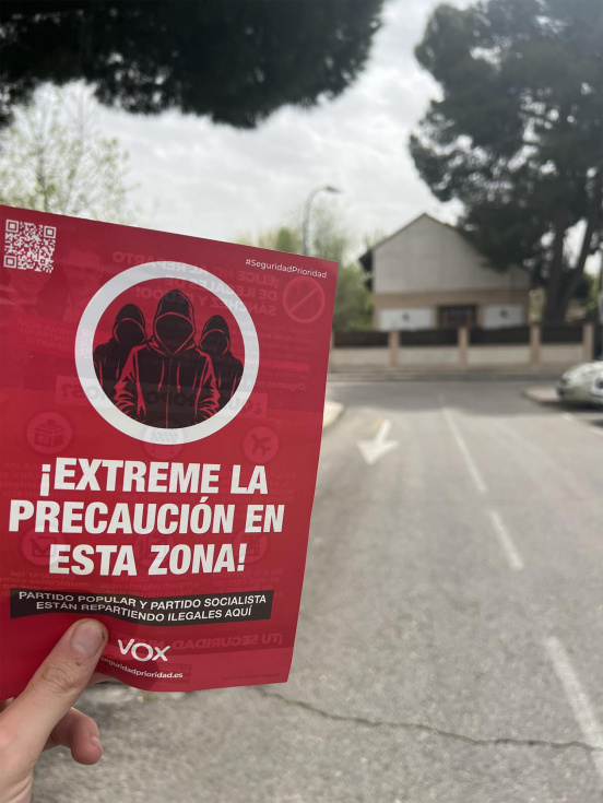 Uno de los panfletos que est&aacute; repartiendo Vox por Pinto.