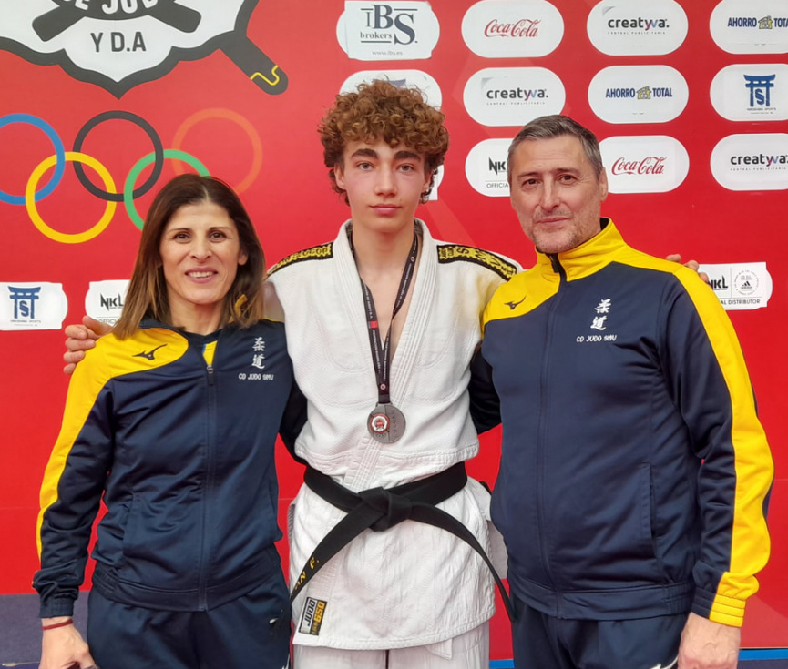 Iv&aacute;n Fraile, junto con sus entrenadores, tras conseguir la medalla de plata en el torneo regional.