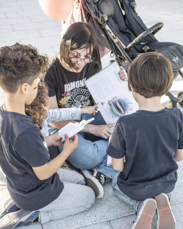 Reparto de vales descuento para celebrar la Feria del Libro de Parla