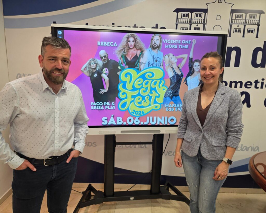 El alcalde, Rafael Mart&iacute;nez, y la concejala de Festejos, Vanesa Mena, durante la presentaci&oacute;n de Vegafest.