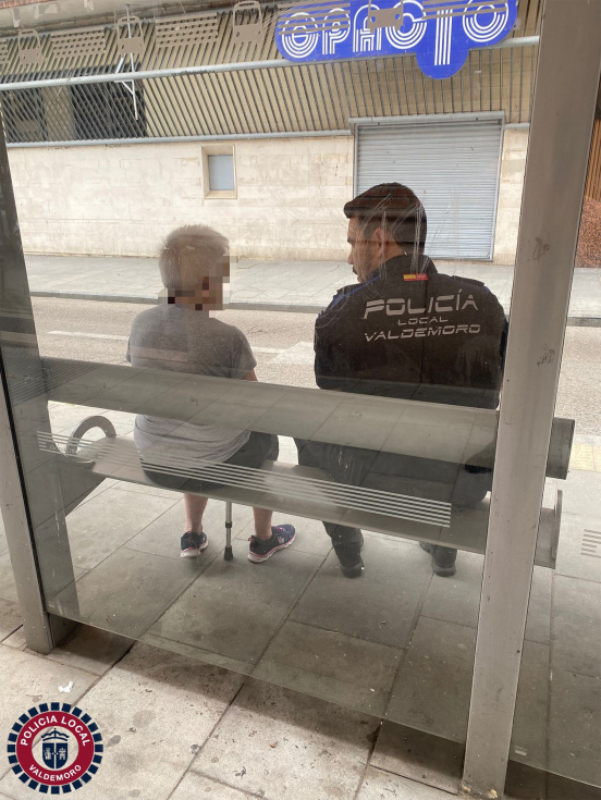 La Policía Local de Valdemoro auxilia a una mujer de 82 años desorientada en la calle