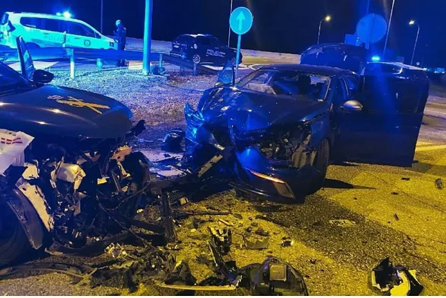 Tanto el veh&iacute;culo del detenido como el de la Guardia Civil quedaron completamente destrozados por el impacto.