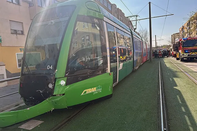 Un coche invade la vía del tranvía en Parla y provoca un choque con tres heridos leves