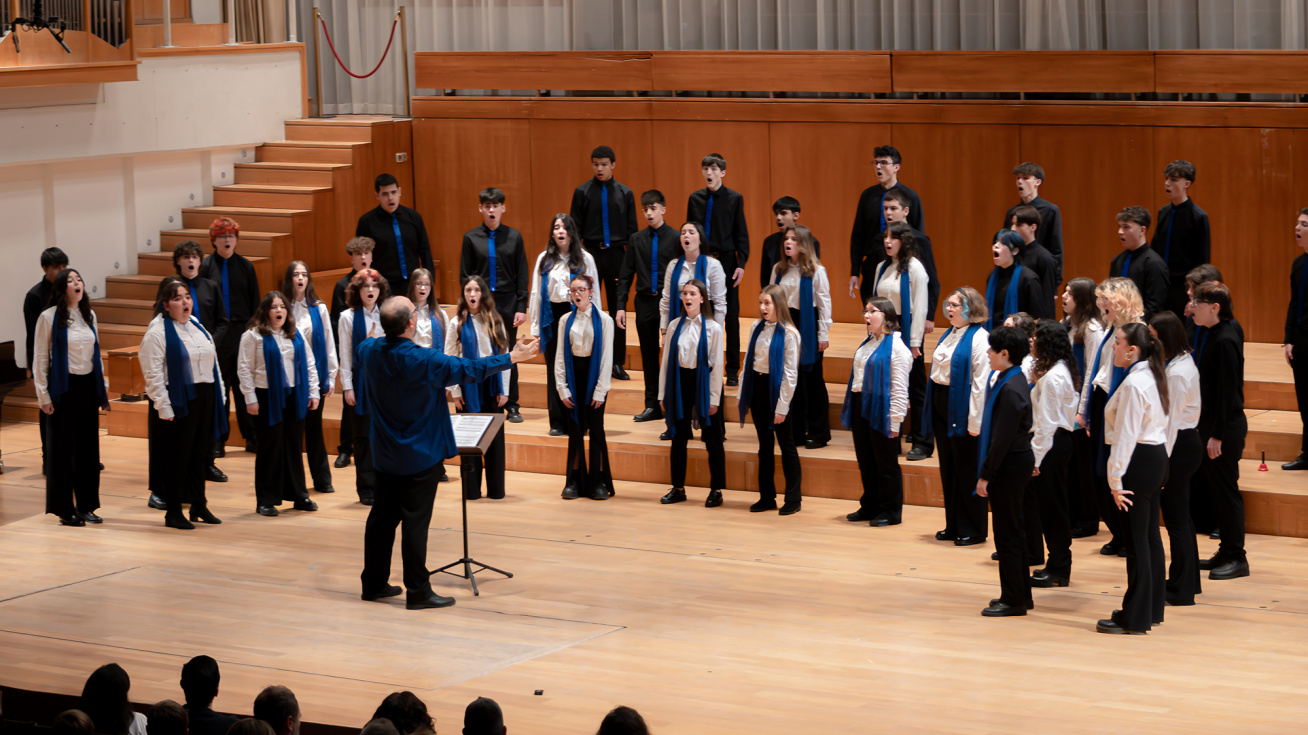 Un momento de la actuaci&oacute;n de Voces para la Convivencia.