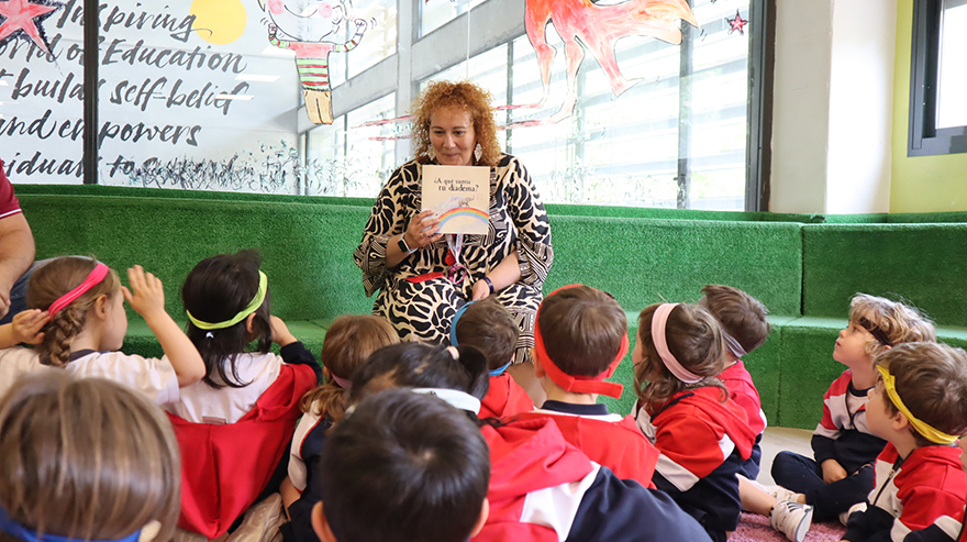 Laura Torrej&oacute;n, autora de '&iquest;A qu&eacute; suena tu diadema?' presenta el cuento a sus alumnos.