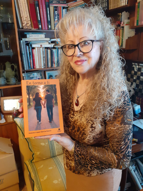 Dolores L&oacute;pez posa con su &uacute;ltimo libro, 'En torno a ti'.