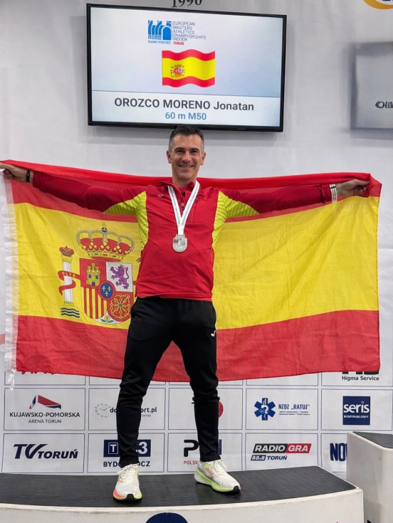 El atleta sanmartinero Jonatan Orozco cierra la temporada de pista corta con un doblete europeo