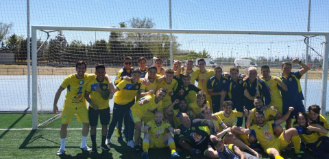El equipo del Ciudad de Pinto celebrando el ascenso.