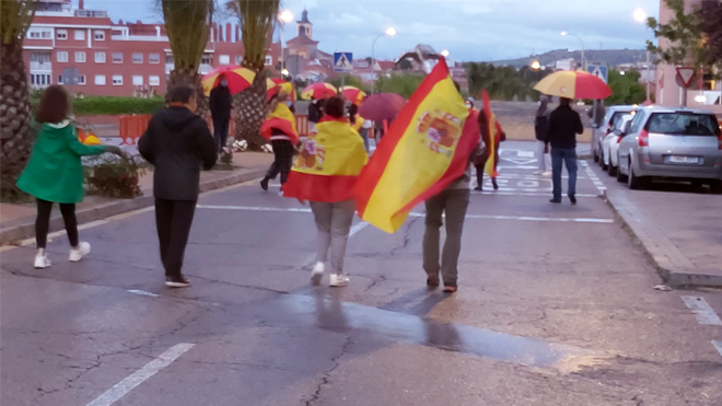 Vecinos protestan por la decisión del Gobierno en la avenida Mediterráneo. | Foto: Antonio Corrales.