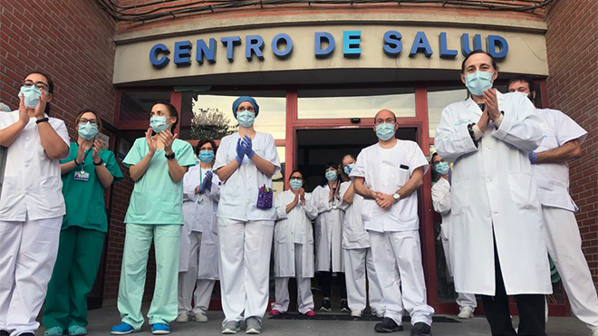 Aplauso sanitario en el centro de salud Dolores Soria de Pinto.