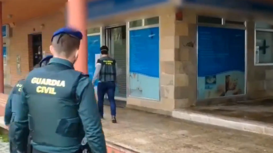 La Guardia Civil registra la clínica privada Centro Sur de Ciempozuelos.