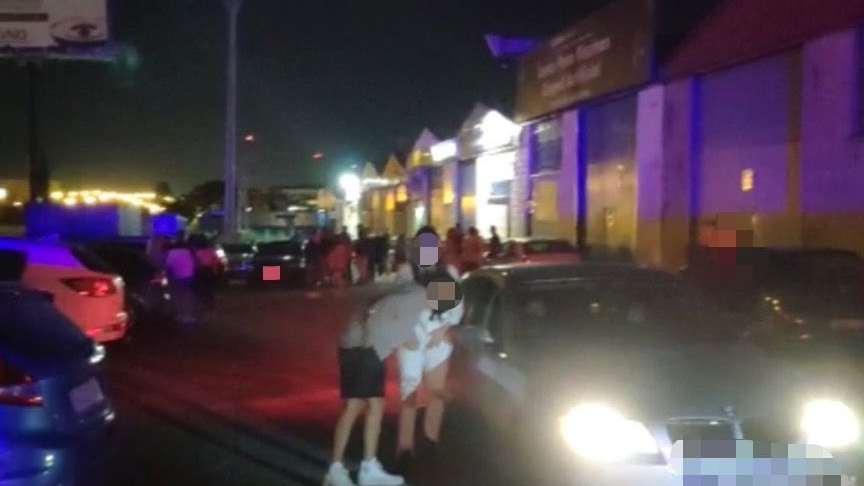 Fotografía del botellón de este viernes en el polígono Albresa de Valdemoro.