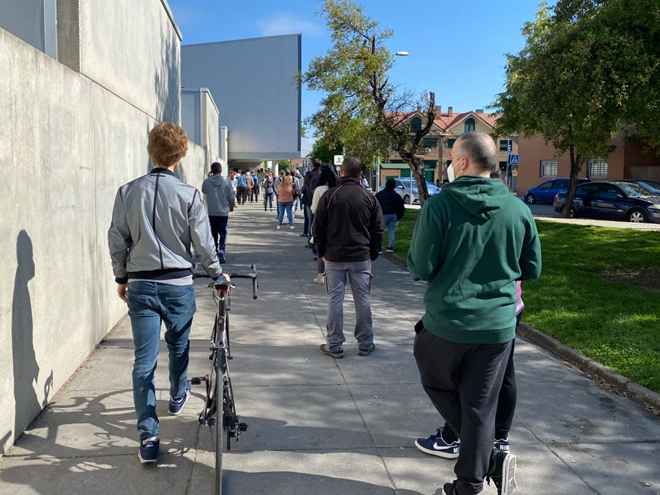 Colas para acceder a los colegios electorales de Pinto.