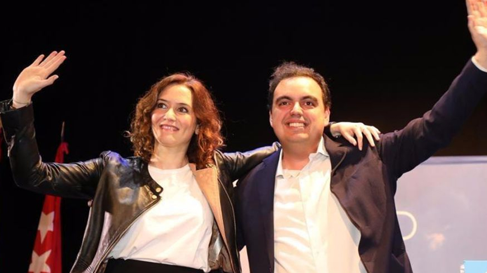Isabel Díaz Ayuso junto al portavoz del PP de Ciempozuelos, Héctor Añover, en un acto en 2019.