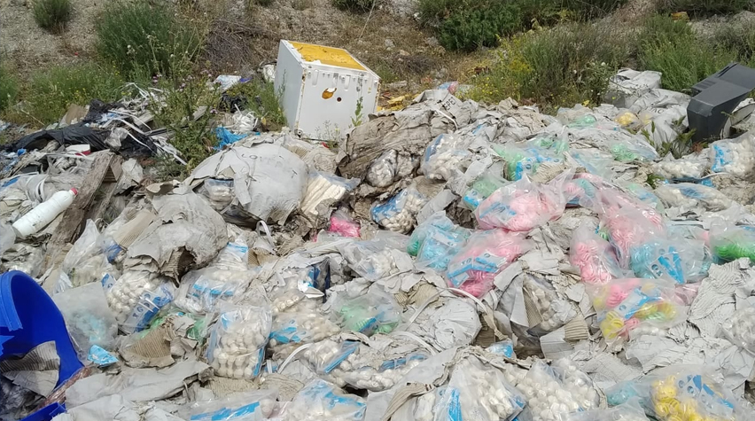 Basura en Las Canteras de Valdemoro. Forografía de Nacho Pistacheli publicada en el grupo Memoria de Valdemoro.
