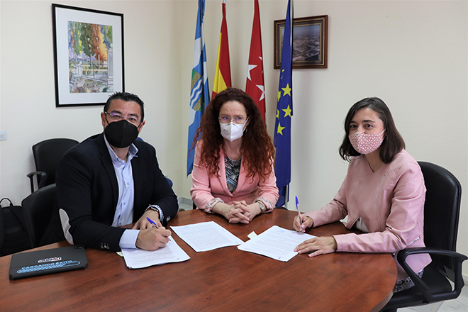 Firma de la alcaldesa Raquel Jimeno con la empresa encargada de instalar la administración electrónica.