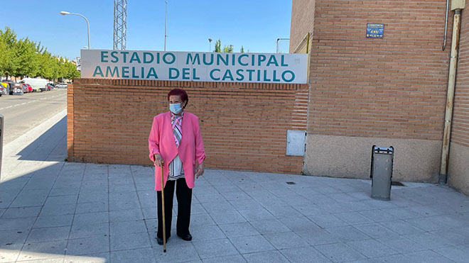 Amelia del Castillo frente al campo municipal que lleva su nombre | Img: @GemmitaSantos.