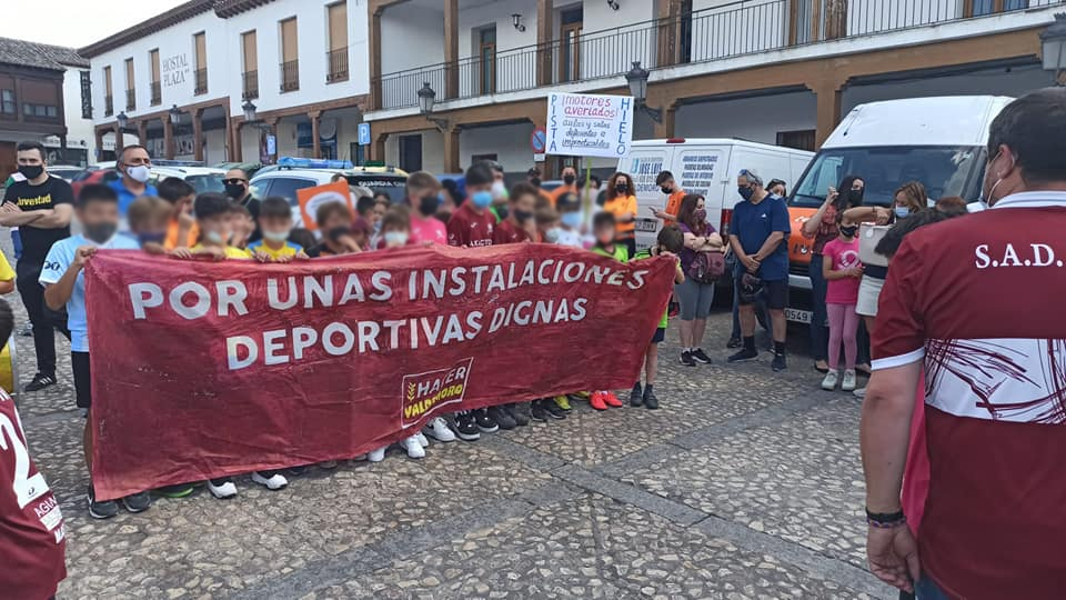 Niños portan la pancarta del grupo xenófobo Hacer Nación Valdemoro en la protesta de los clubes deportivos exigiendo unas instalaciones dignas..