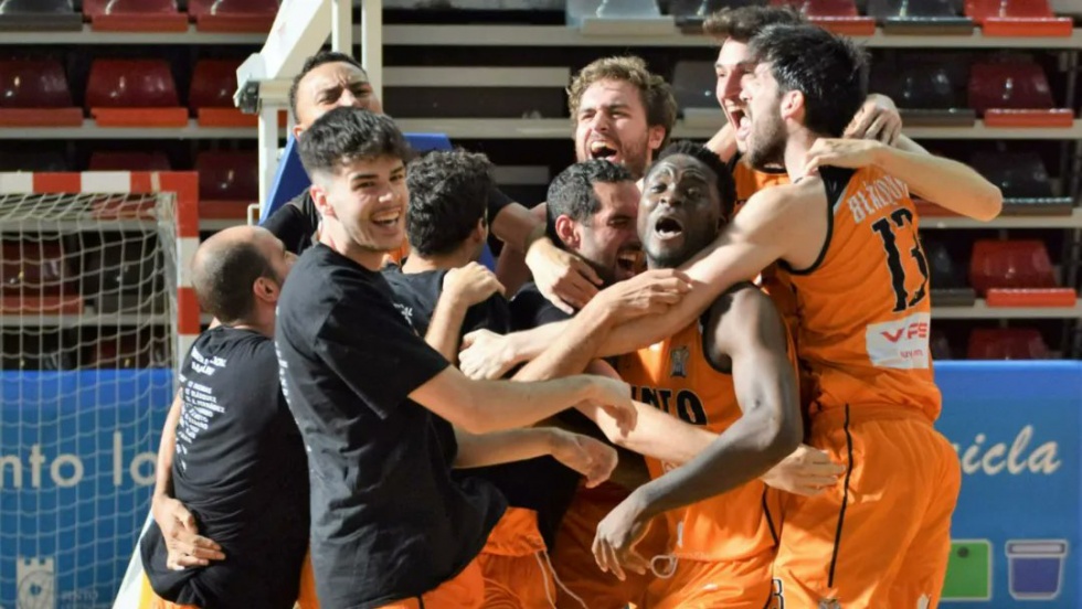 Los jugadores de Pintobasket celebran su pase a la final | Img: Iván Atance (@atance.ivan74).