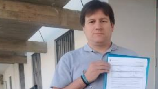 Daniel JIménez, presidente de ADECOVALDE, mostrando la instancia.