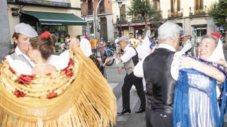 Chulapos bailando el madrileño barrio de La Latina. Foto: El País.