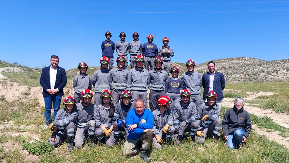 El alcalde, Rafael Mart&iacute;nez, junto a los 26 estudiantes y al director del centro formativo.