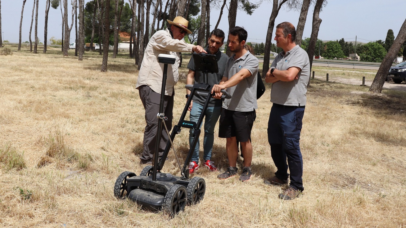 Equipo encargado de realizar los barridos con georradar en Ciempozuelos. Equipo encargado de realizar los barridos con georradar en Ciempozuelos.