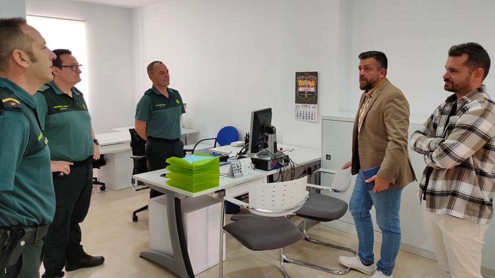 El alcalde, Rafael Martínez, y el concejal de Seguridad, Sergio Neira, en su visita al cuartel.