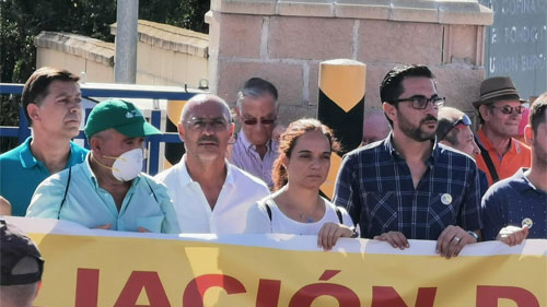 Sara Hern&aacute;ndez, alcaldesa de Getafe, y Diego Ortiz, alcalde de Pinto, en una manifestaci&oacute;n por el cierre del vertedero.