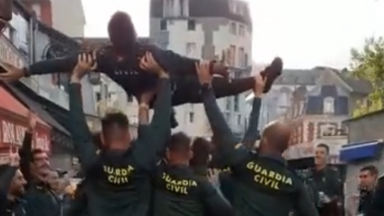 Captura del v&iacute;deo en el que varios guardias mantean a un compa&ntilde;ero.