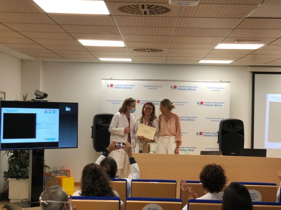 La Dra. Mar&iacute;a Herrera recogiendo el premio a su proyecto, reconocido en la II Jornada de Humanizaci&oacute;n de la Asistencia Sanitaria del HUIE.